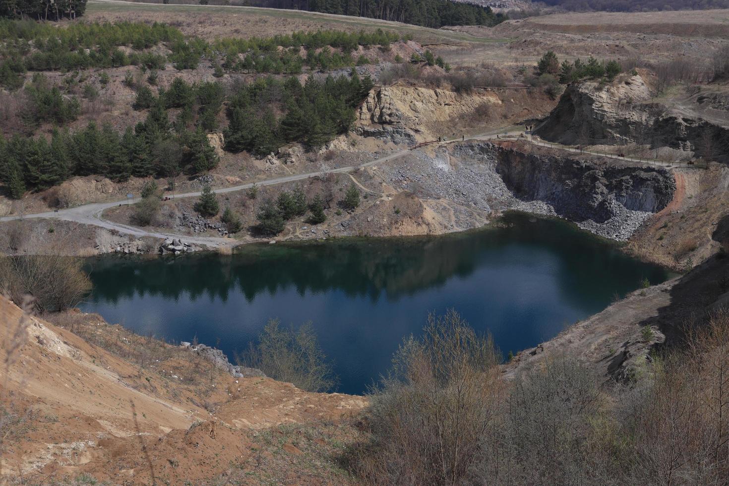 un mirador desde donde se puede ver el lago esmeralda de racos foto