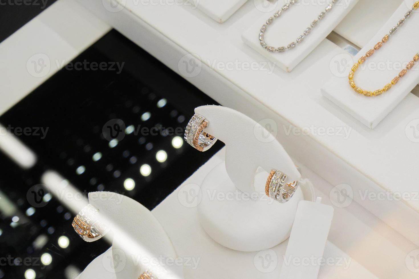 exhibición de aretes de diamantes de joyería en el escaparate de la ventana de la tienda minorista de lujo foto