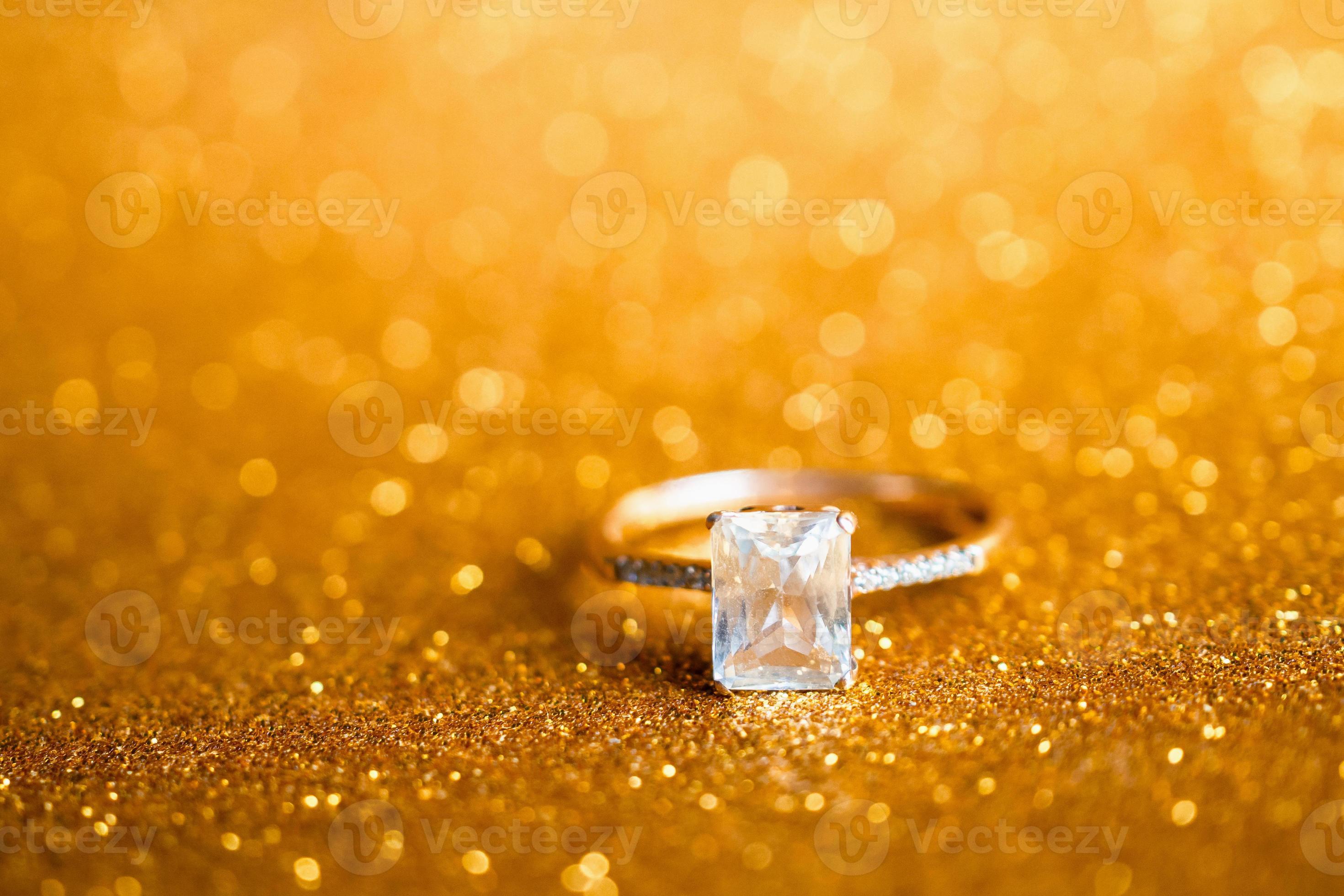Nhẫn kim cương là biểu tượng cho tình yêu và sự sang trọng. Hình ảnh liên quan đến nhẫn kim cương sẽ đưa bạn đến với thế giới của những viên kim cương rực rỡ và thướt tha những cung đường tình yêu lãng mạn.