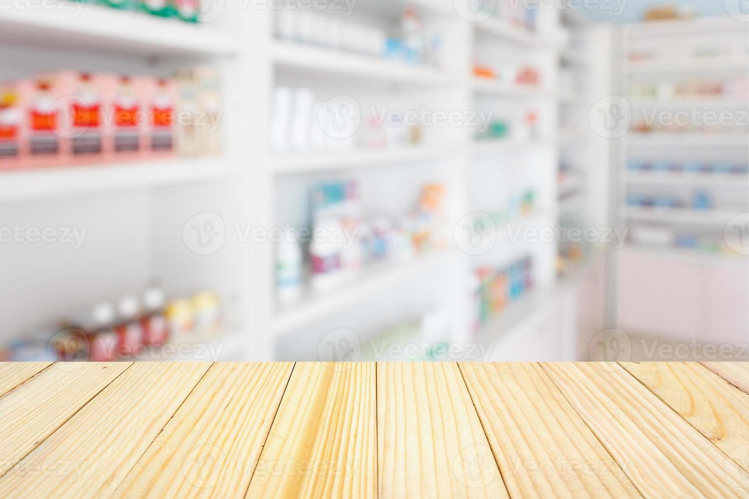 mostrador de farmacia con fondo abstracto borroso con medicamentos y productos sanitarios en los estantes foto