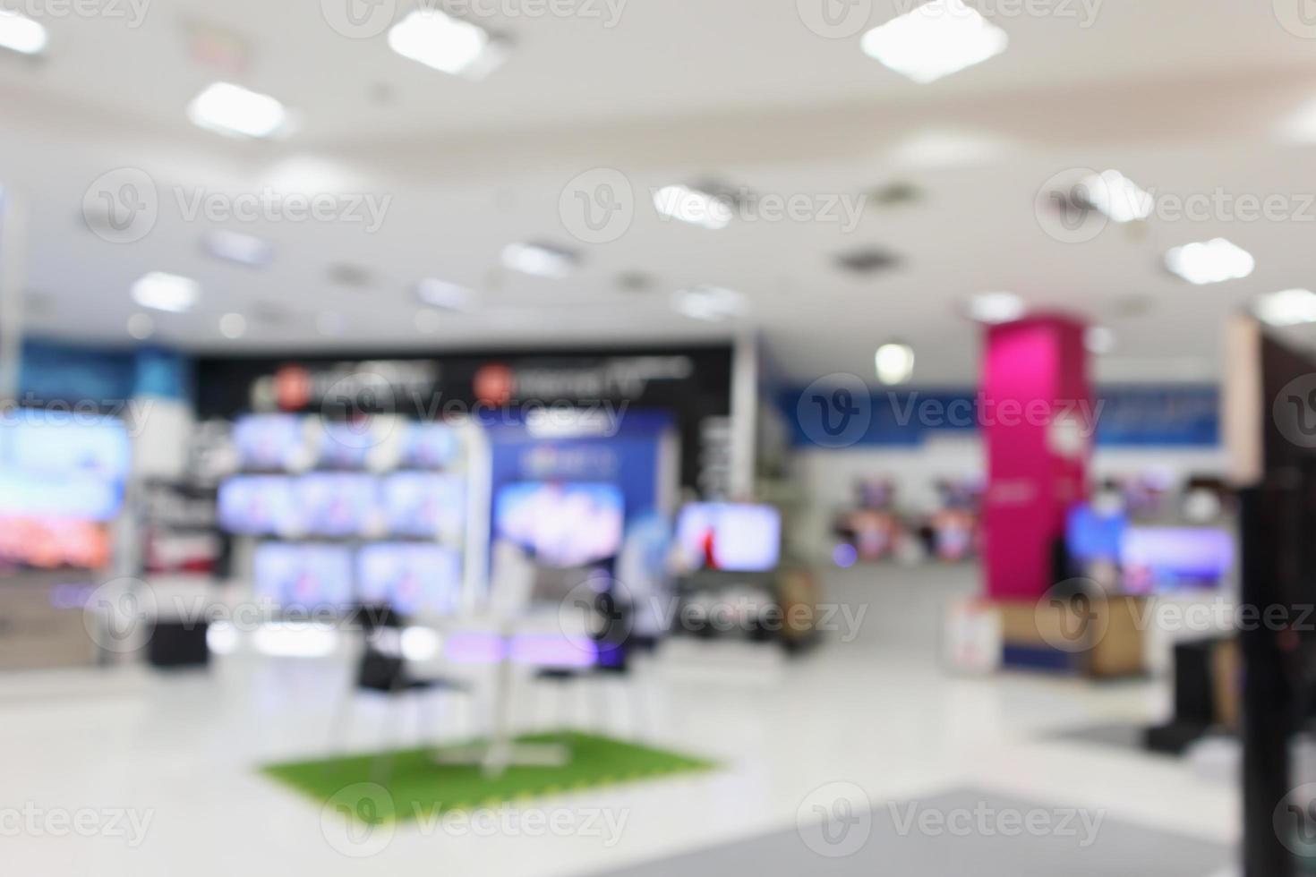 Los grandes almacenes electrónicos muestran televisión y electrodomésticos con fondo borroso de luz bokeh foto