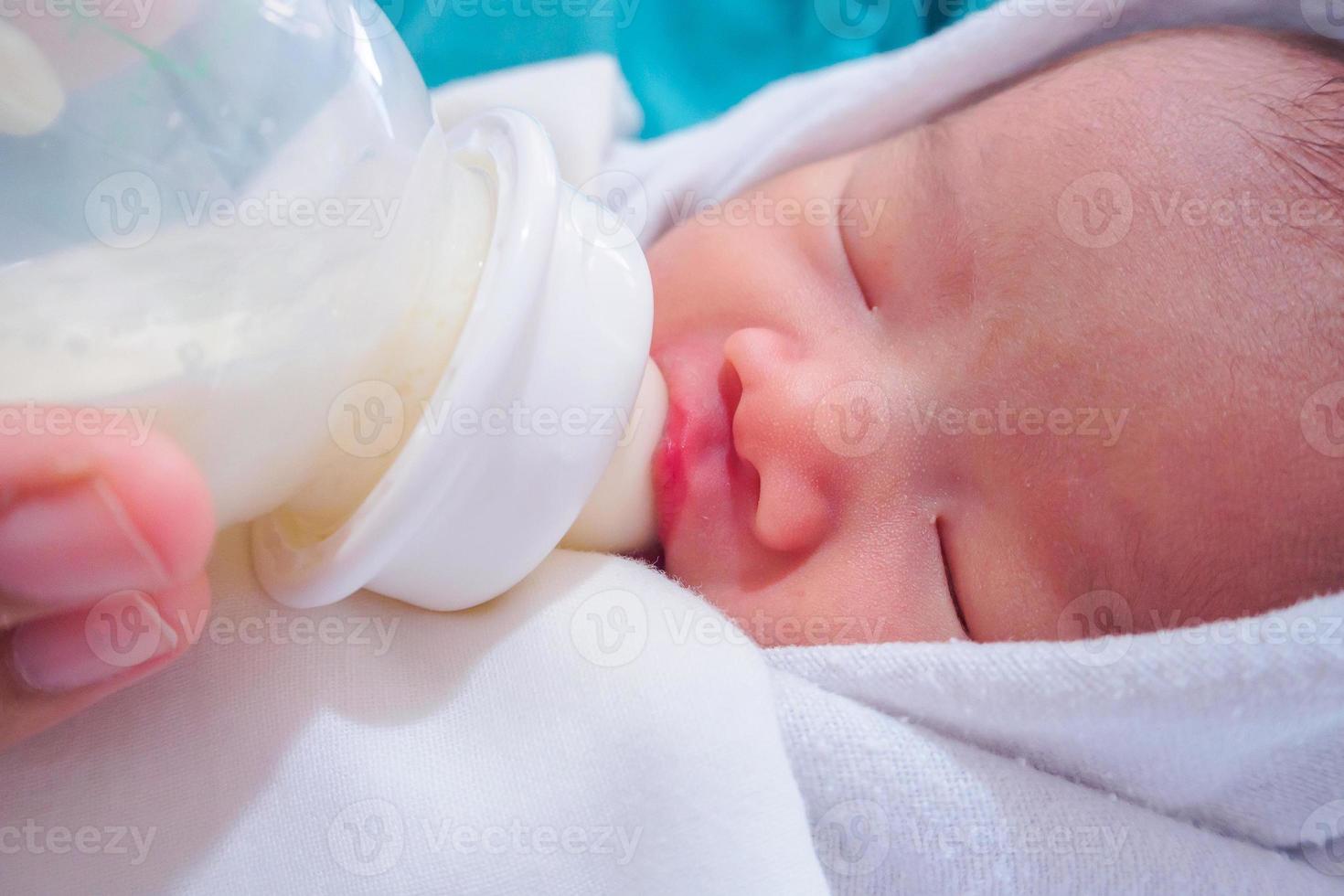 madre alimentando al bebé recién nacido del biberón foto