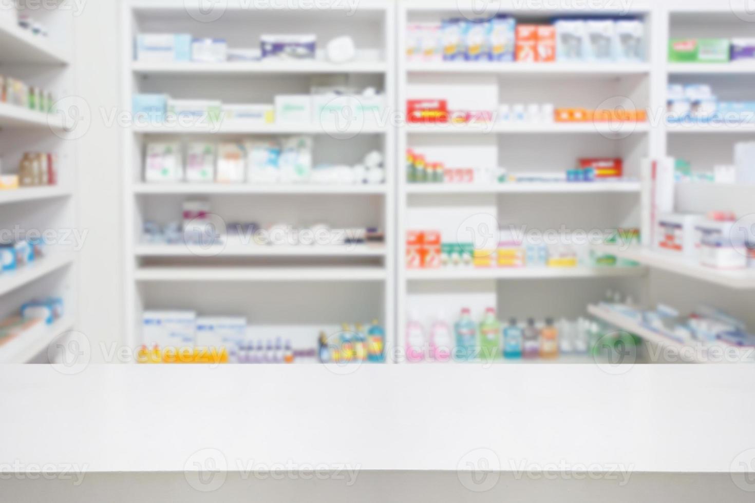 mostrador de farmacia con fondo abstracto borroso con medicamentos y
