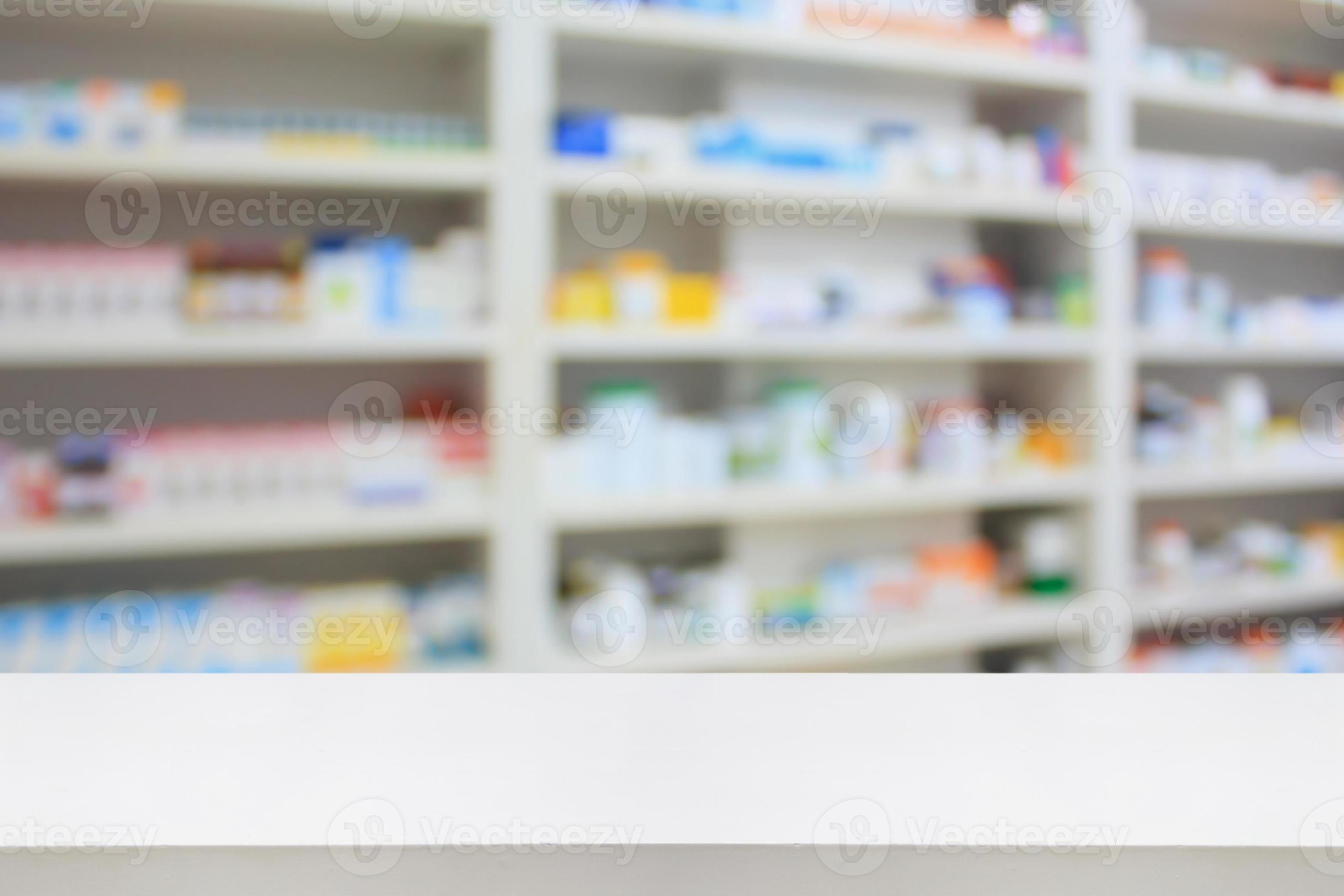 fondo de mesa de mostrador de farmacia con estantes de medicamentos en