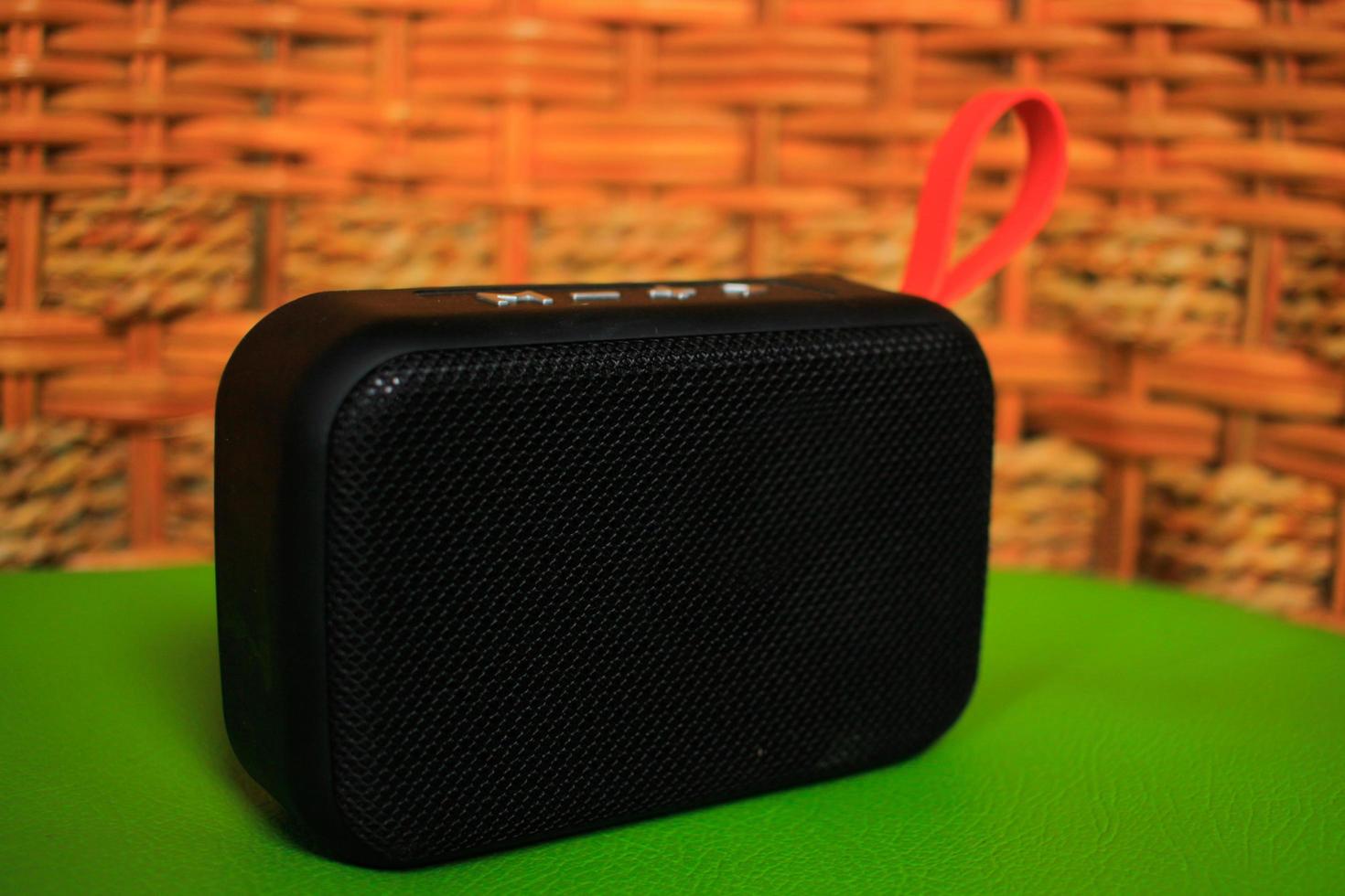 Sophisticated speaker, enough with bluetooth to connect it, plus its attractive appearance photo