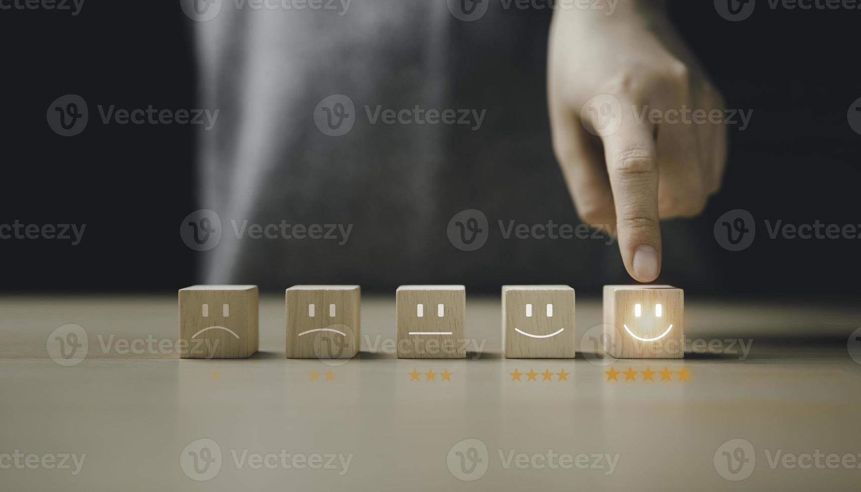 eligiendo bloques de madera con iconos de cinco estrellas para dar satisfacción en el servicio. experiencia positiva de revisión del cliente. calificación de retroalimentación muy impresionado. operador datos correctos calidad asistencia control cuidado. foto