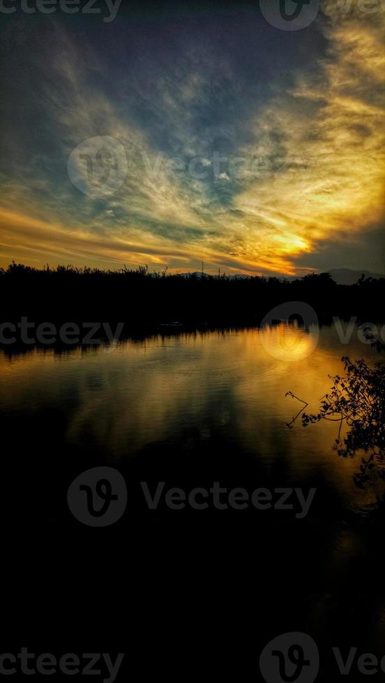 hermoso lago en la tarde foto