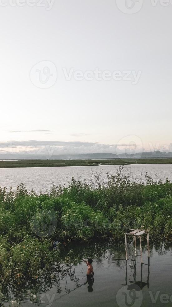 silueta de un hombre pescando por la tarde foto