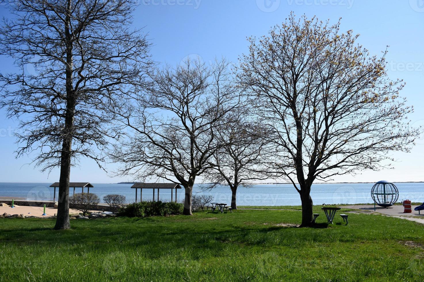 vistas panorámicas de la bahía en plymouth desde un pequeño parque foto