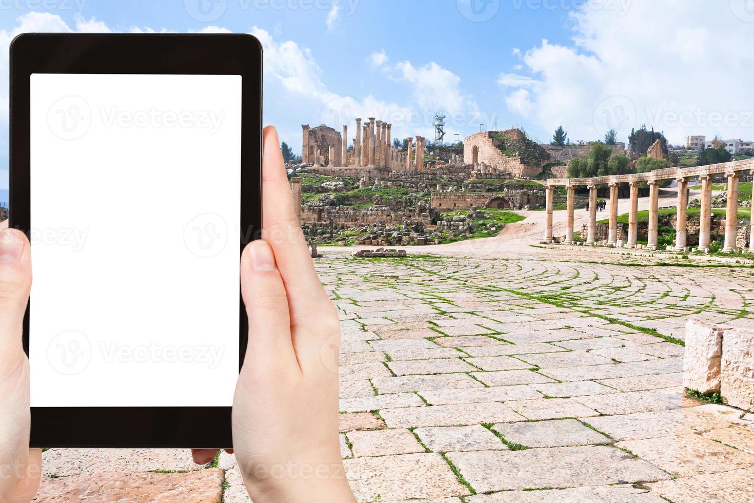 fotografías turísticas del foro oval en la ciudad de jerash foto