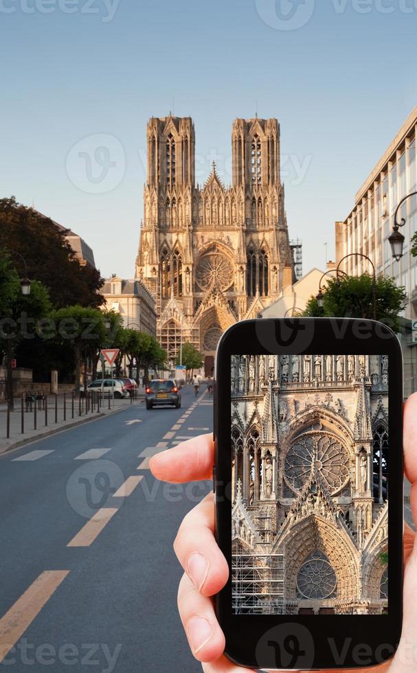 turista tomando fotos de la catedral de reims