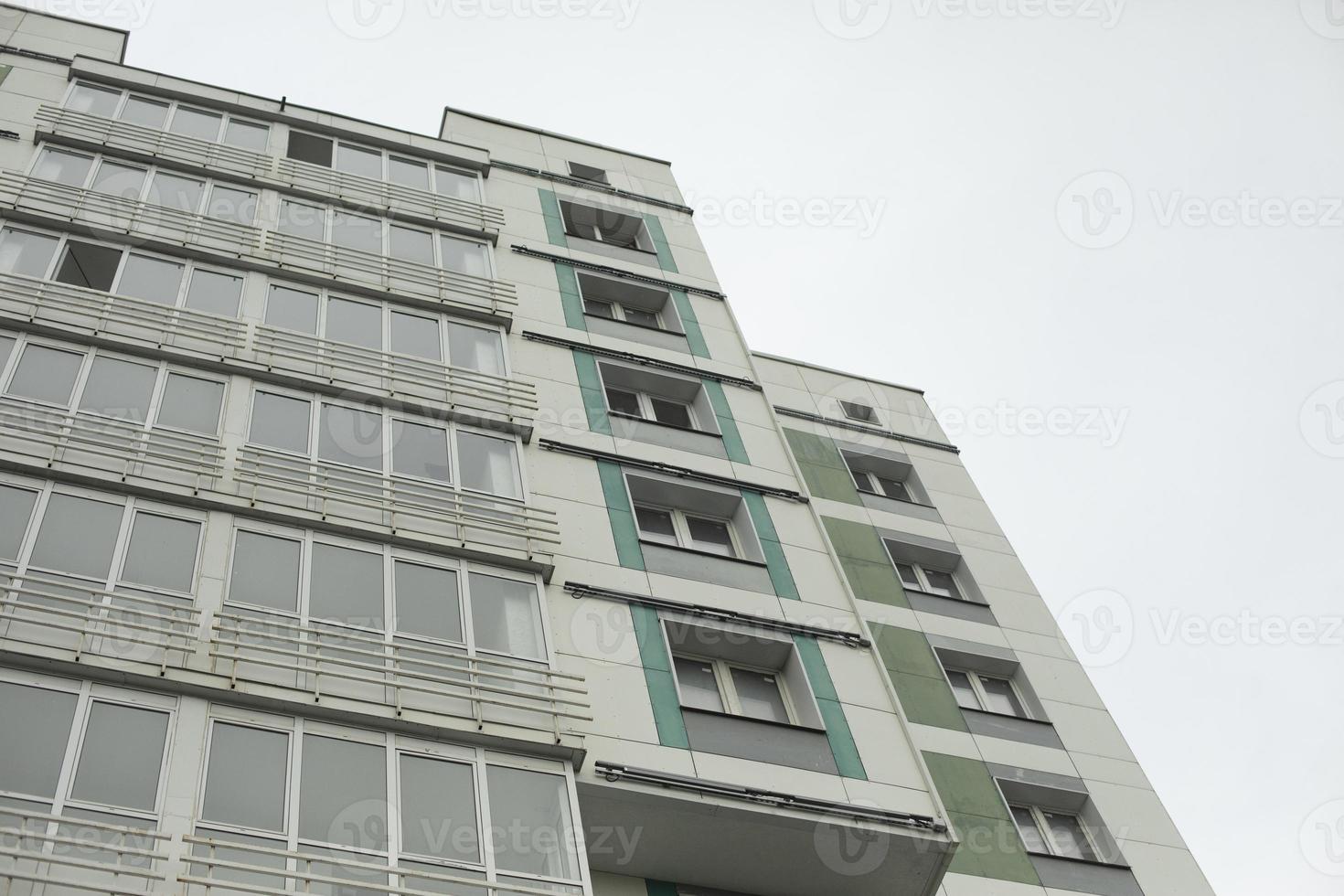 edificio en la ciudad. detalles de la arquitectura. un montón de ventanas en la casa. foto