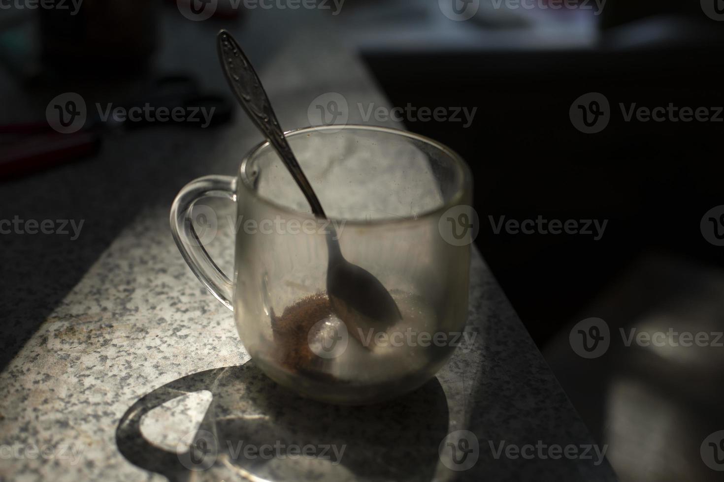 café de la mañana en la mesa. taza de café en la cocina. desayuno sin comidas. foto