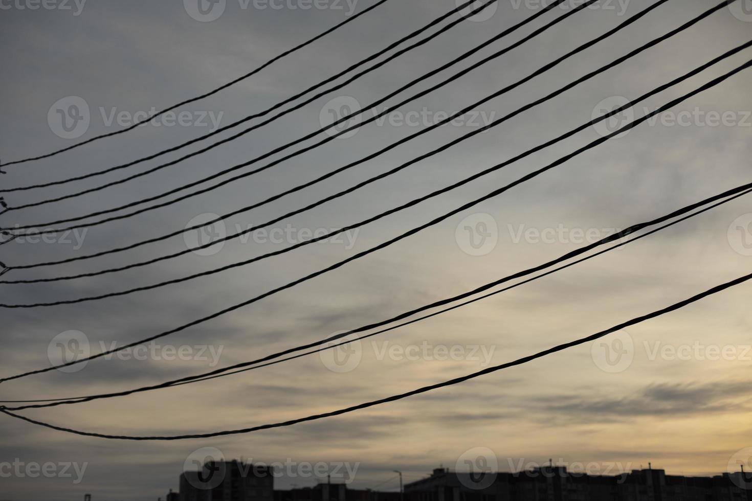 cables eléctricos en poste. muchos cables contra el cielo. foto