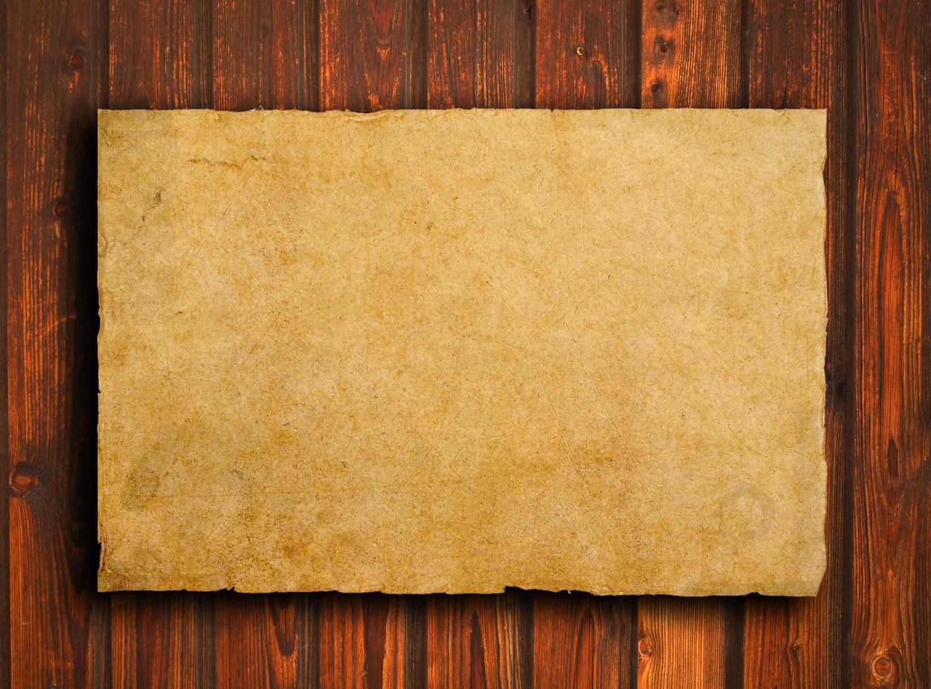 papel antiguo sobre textura de madera marrón con patrones naturales foto