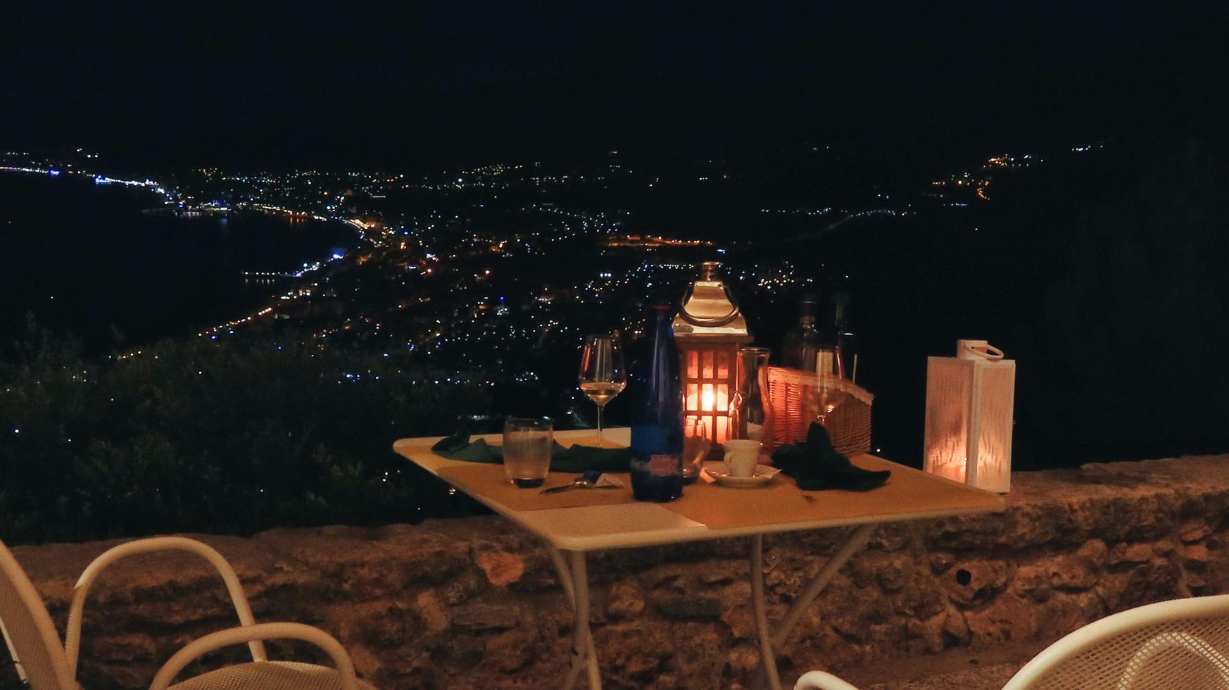 mesa de un restaurante con espléndidas vistas al mar en el oeste de liguria en el verano de 2022 foto