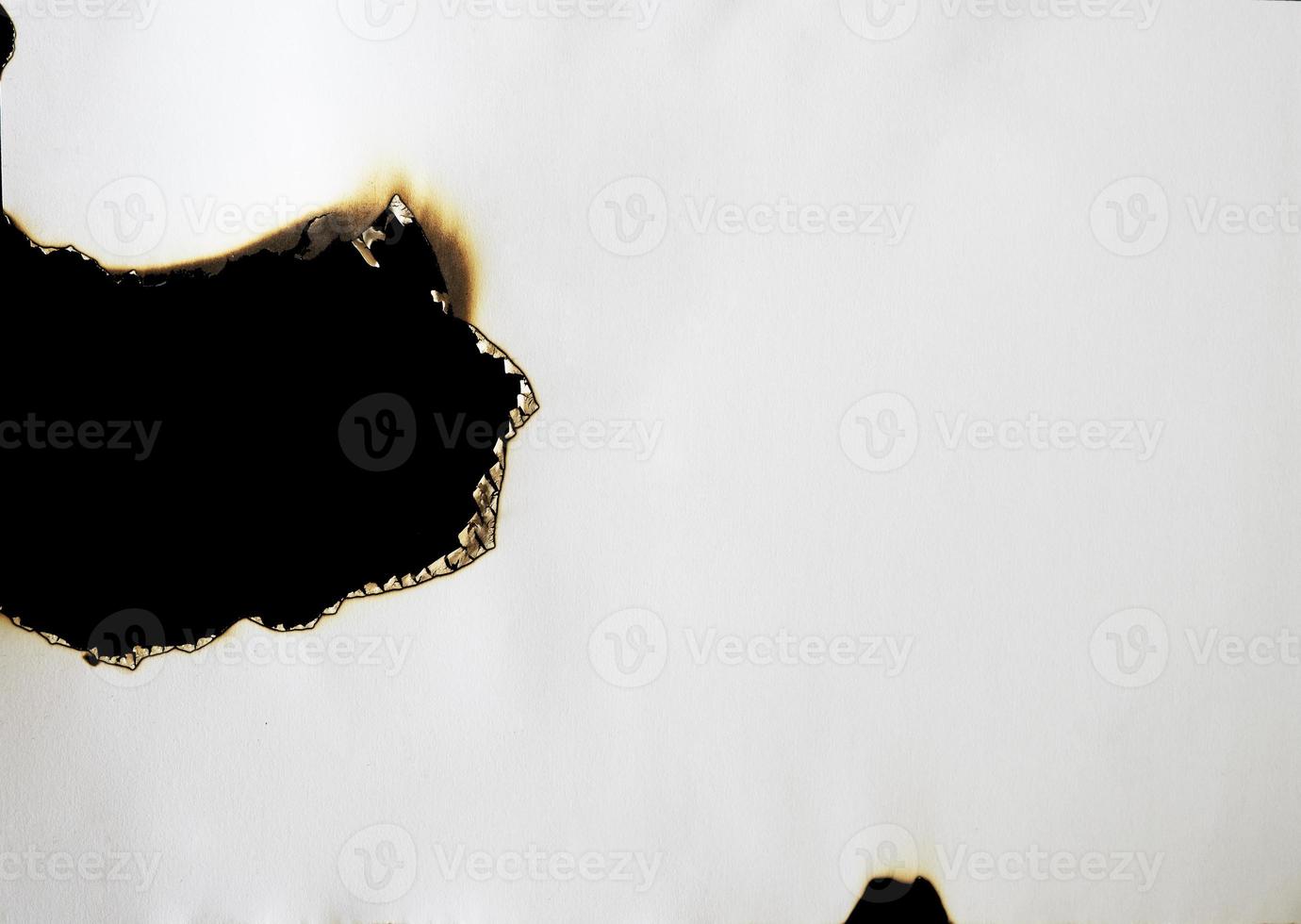 marco de papel quemado para superposición de texturas. papel blanco dañado con fondo de manchas quemadas. borde de papel rasgado en blanco para un elemento de diseño. foto