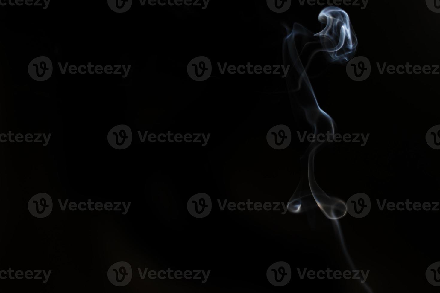 humo blanco sobre fondo negro para efecto de superposición de capas. un efecto realista de humo o niebla para el efecto de manipulación de fotos y videos y el tema de diseño misterioso