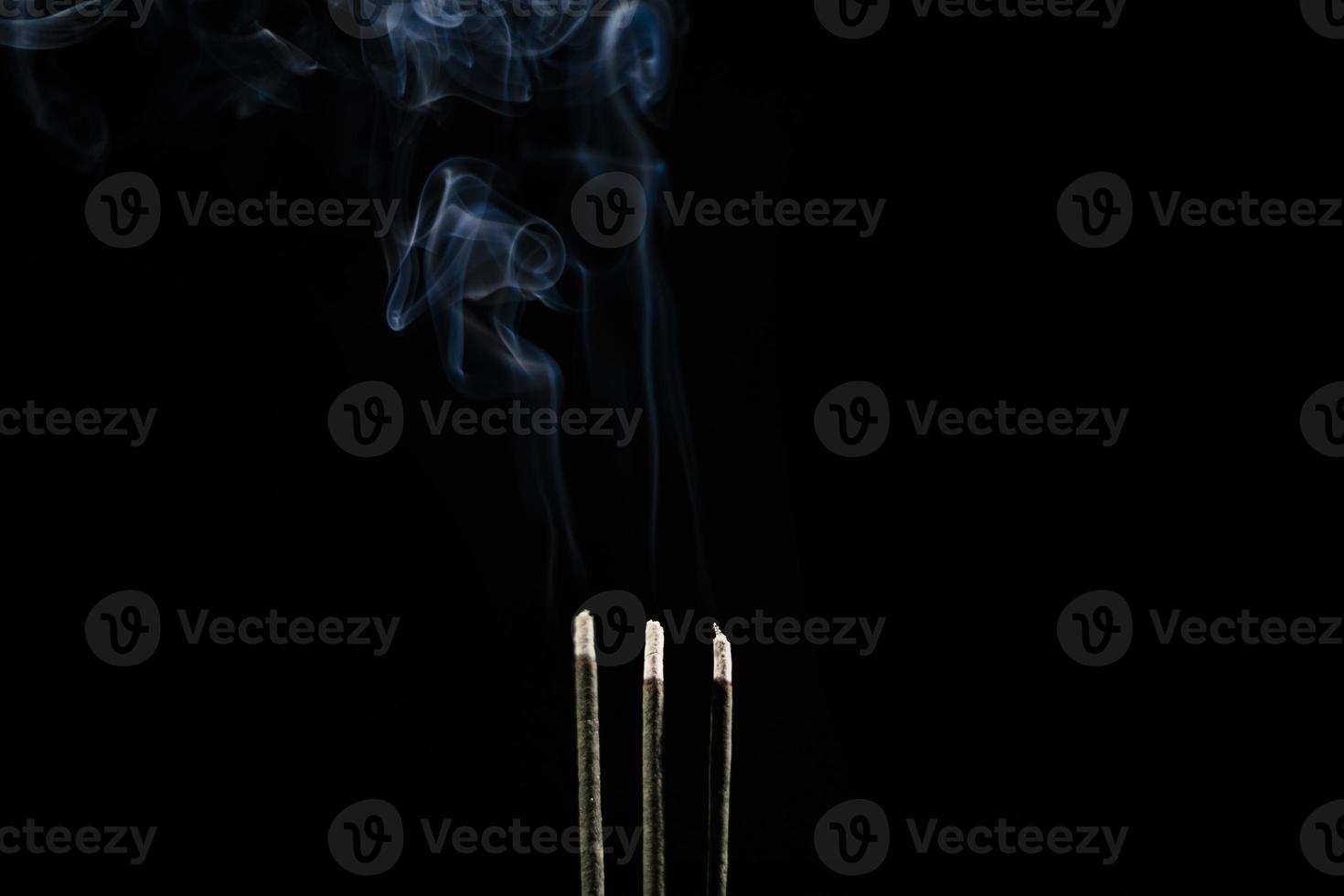 White smoke on black background for layer overlay effect. A realistic smoke or fog effect for photo and video manipulation effect and mystery design theme