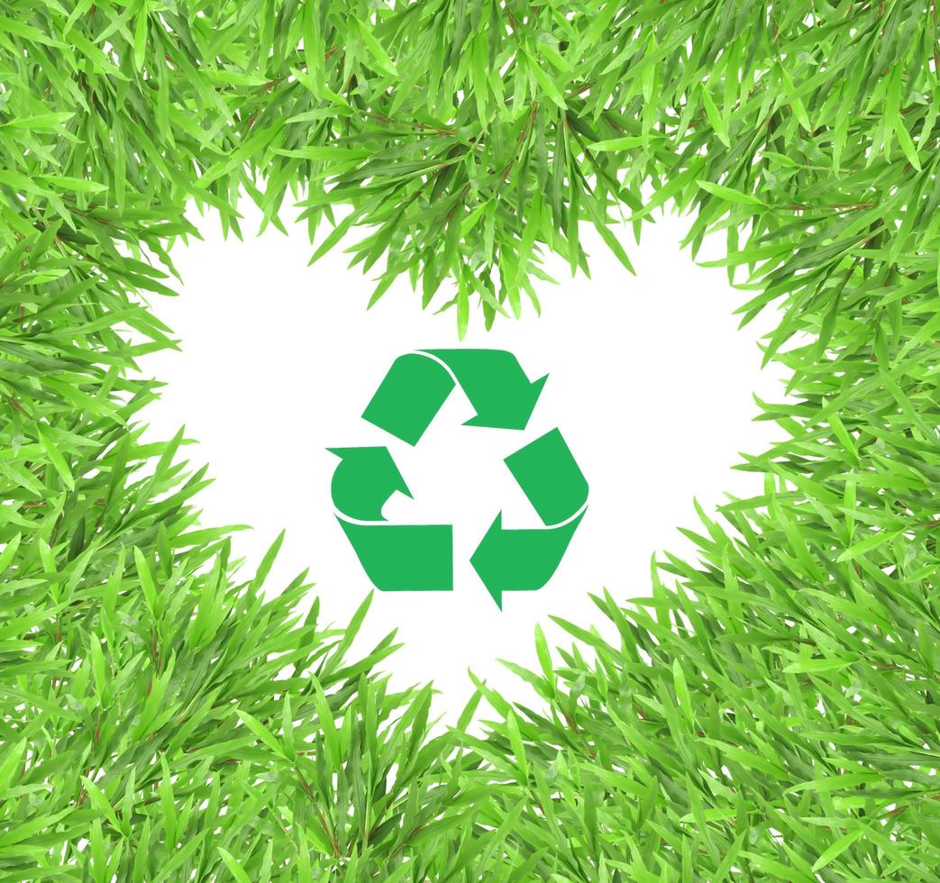 signo de reciclaje y ciclo de hierba foto