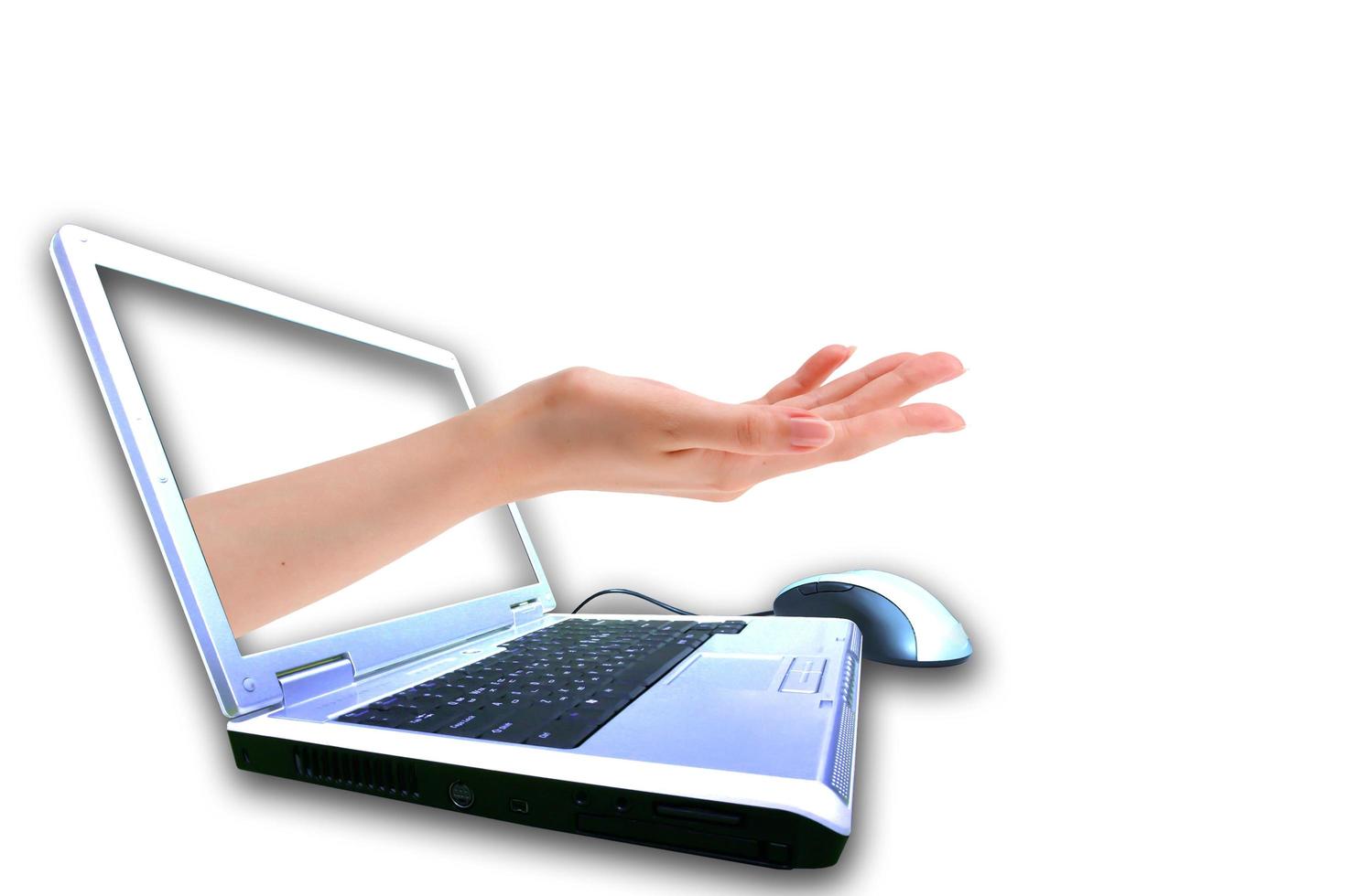 una mano dando a todos a través de una computadora portátil. Aislado en un fondo blanco foto