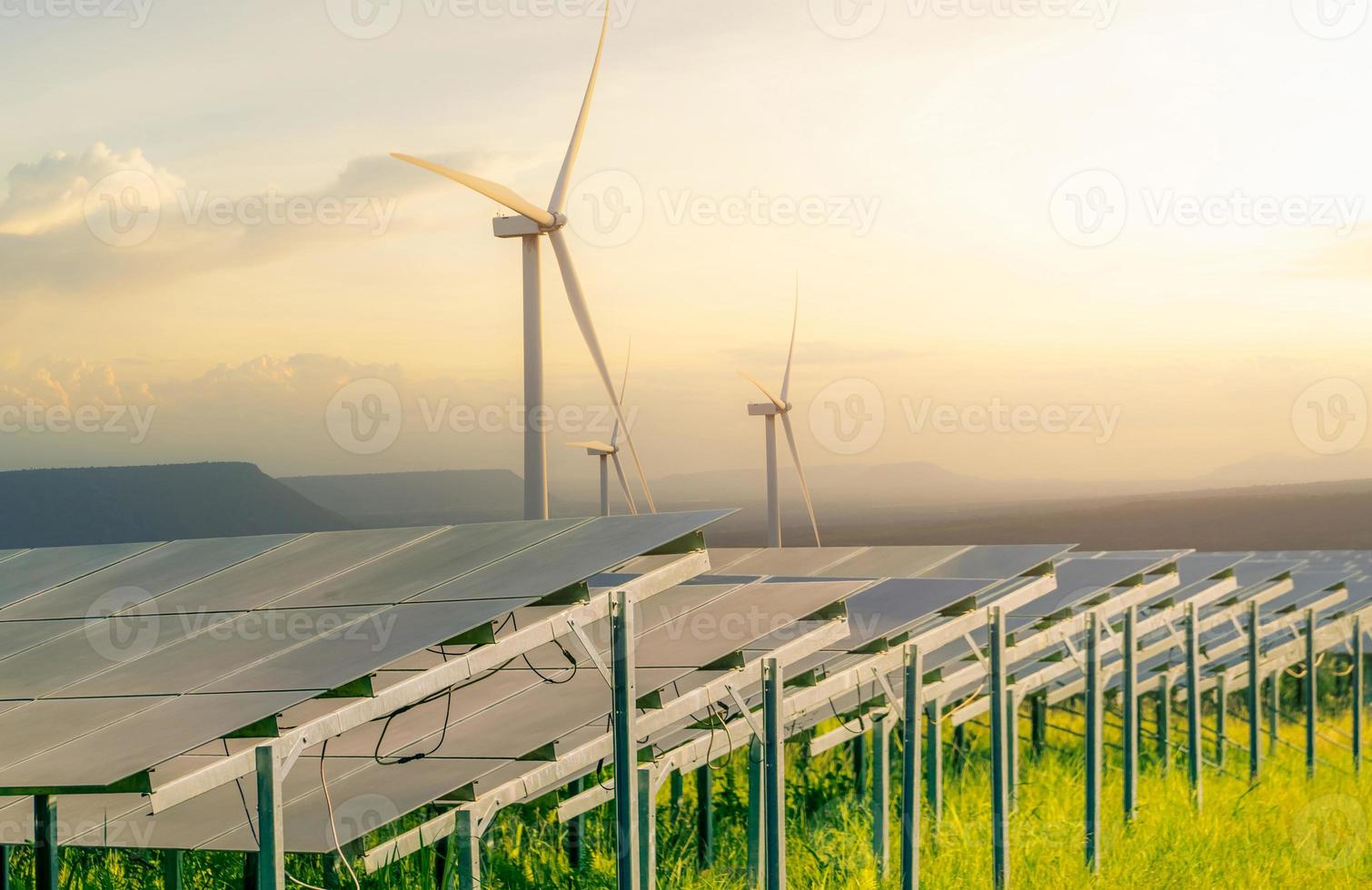 Energía sostenible. Granja de turbinas solares y eólicas. recursos sostenibles. energía solar, eólica. energía renovable. desarrollo sostenible. panel fotovoltaico. energía verde. fuente de electricidad alternativa. foto