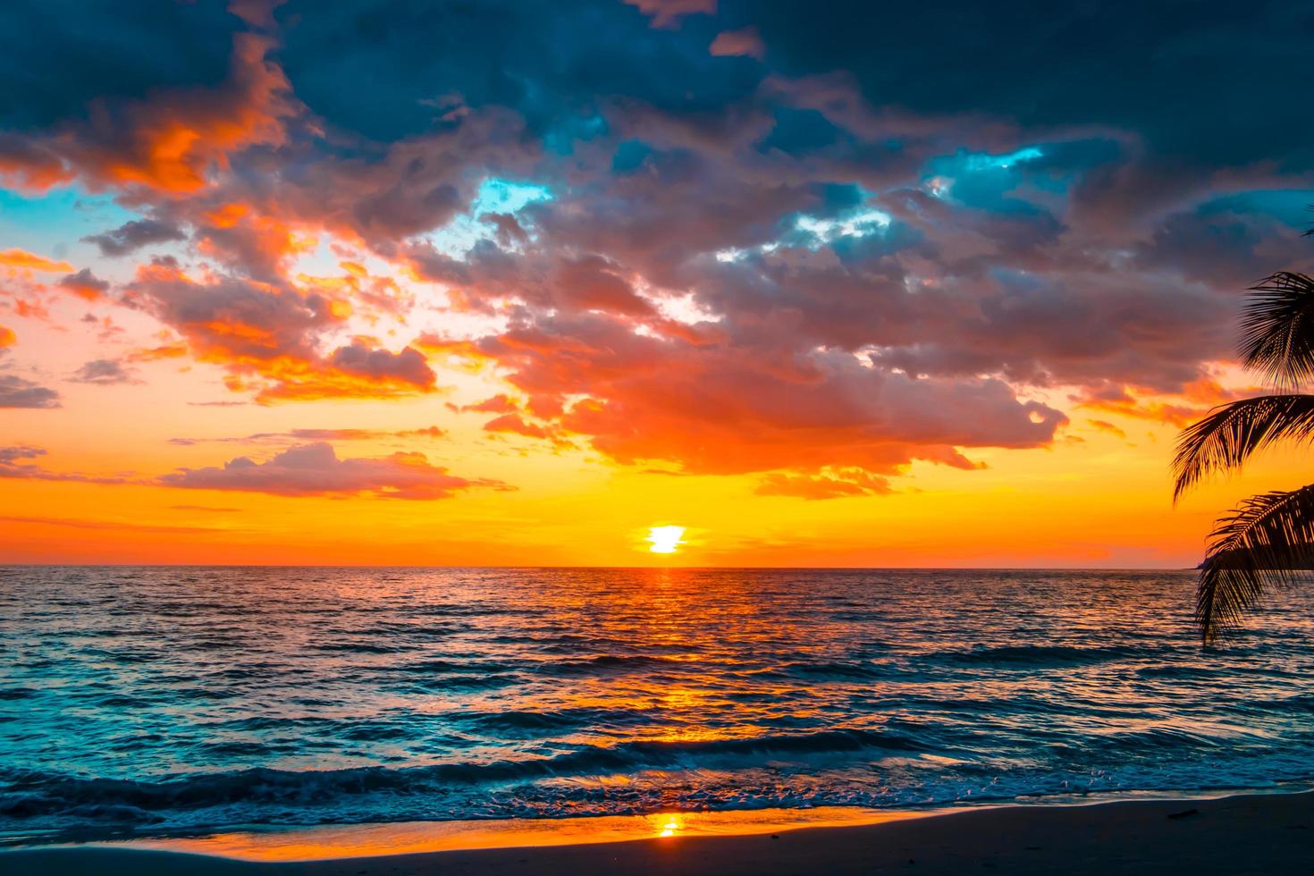 hermosa puesta de sol sobre el mar.cielo en el crepúsculo y reflexión sobre el mar para viajar en vacaciones relajarse foto