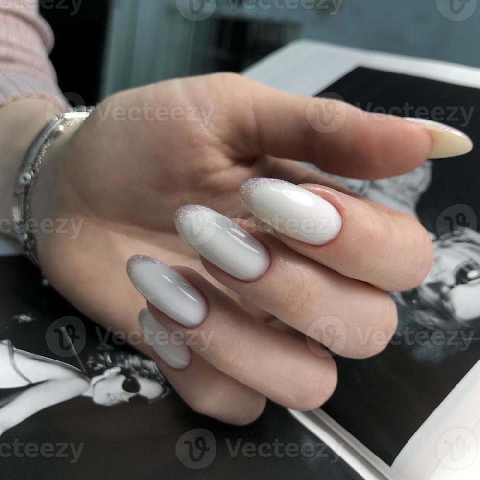 manicura francesa en las uñas. diseño de manicura francesa. esmalte de uñas de gel de manicura foto