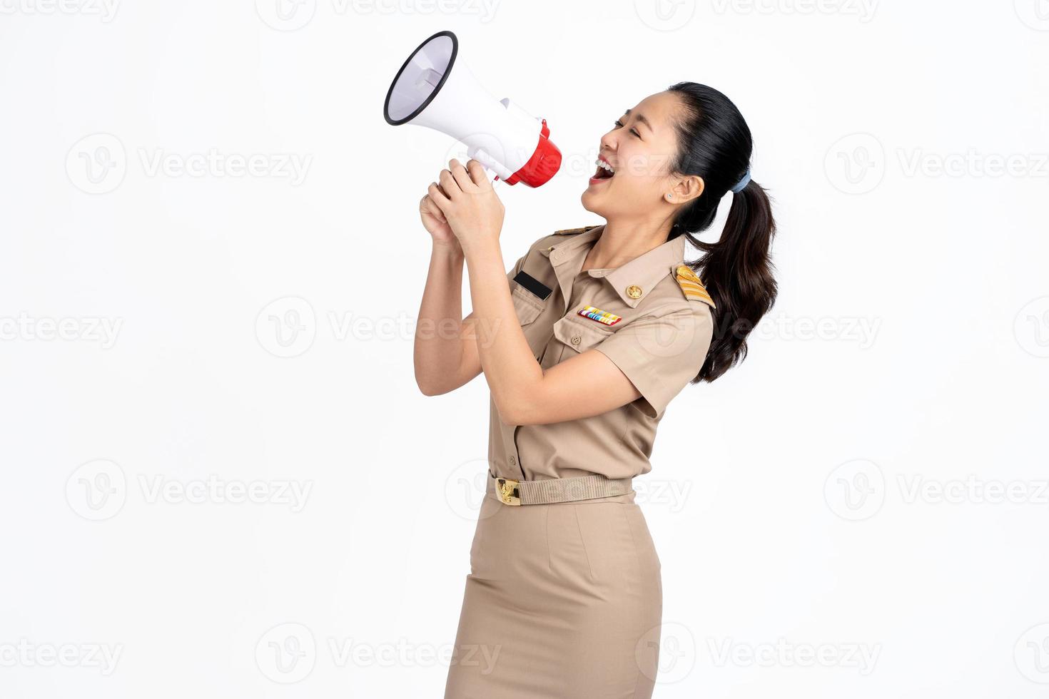 hermoso maestro asiático anunciando en magaphone aislado sobre fondo blanco con espacio de copia foto