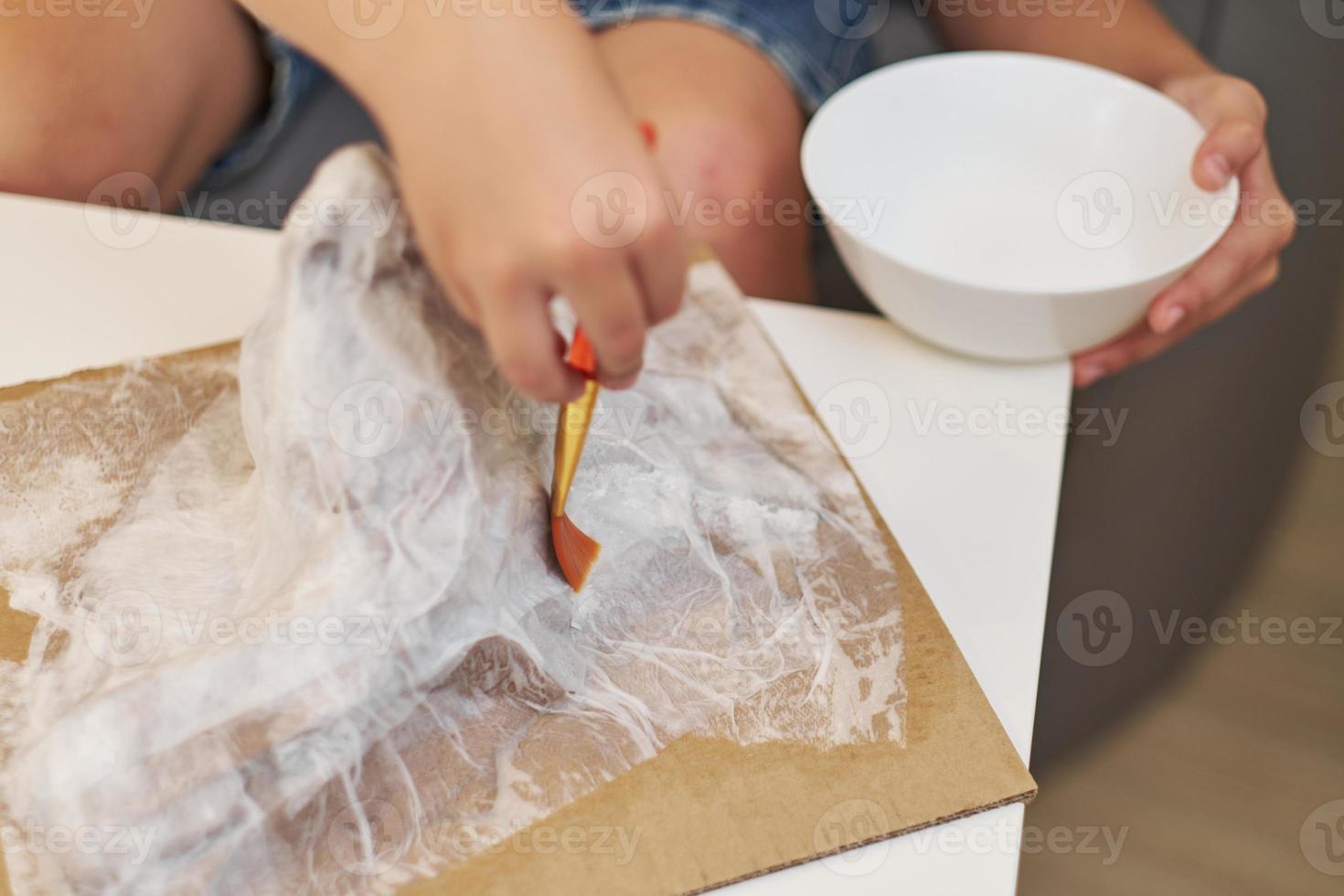 proceso de elaboración de una montaña en la técnica del papel maché foto