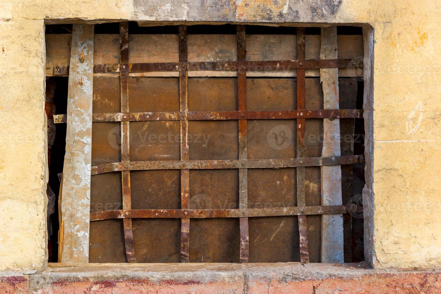 pared amarilla con rejilla de ventana foto