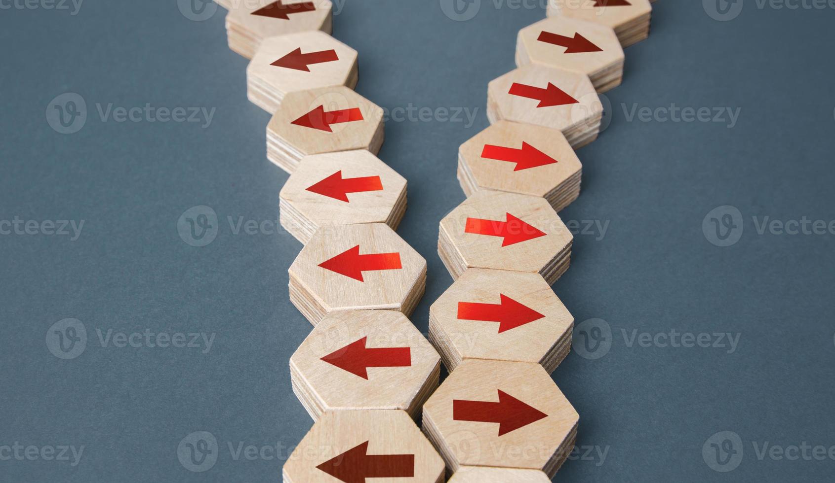 The chain of arrows is being disconnected. Concept of conflict. Division of business company. Splitting opinions on an issue. Rivalry, competition. Difficult relations, cooling of diplomatic relations photo