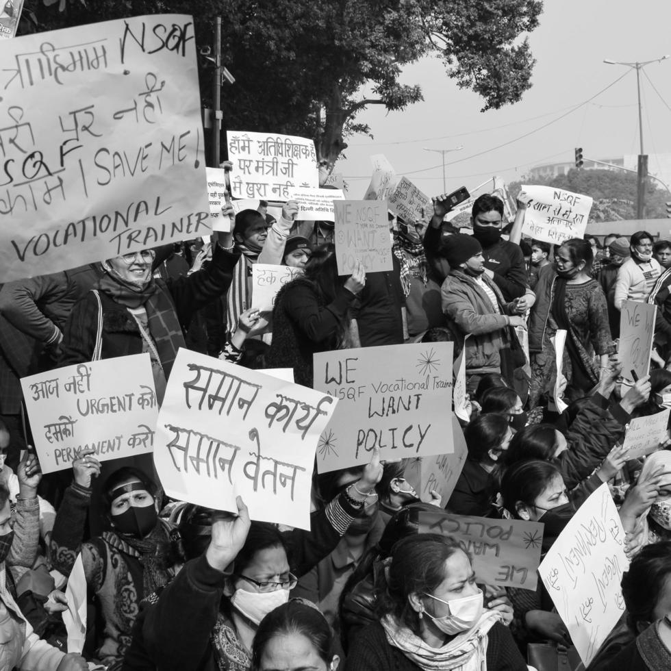 delhi, india 25 de diciembre de 2021 - profesores invitados contractuales de delhi con carteles, banderas y graffitis protestando contra el gobierno de aap de delhi por hacer políticas, profesor de delhi protestando en blanco y negro foto