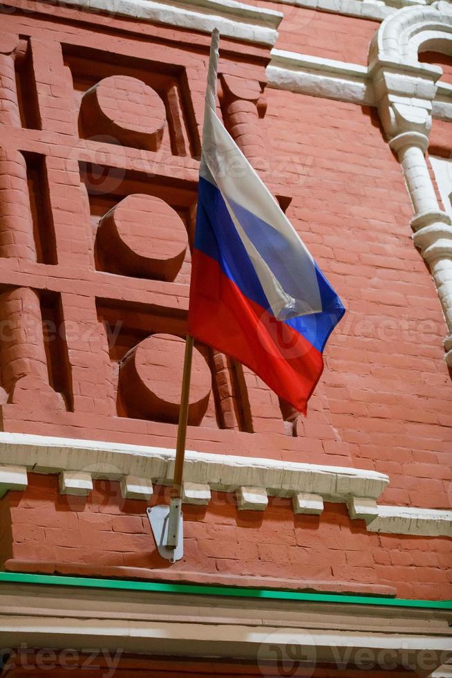 bandera tricolor rusa en un edificio histórico clásico por la noche foto