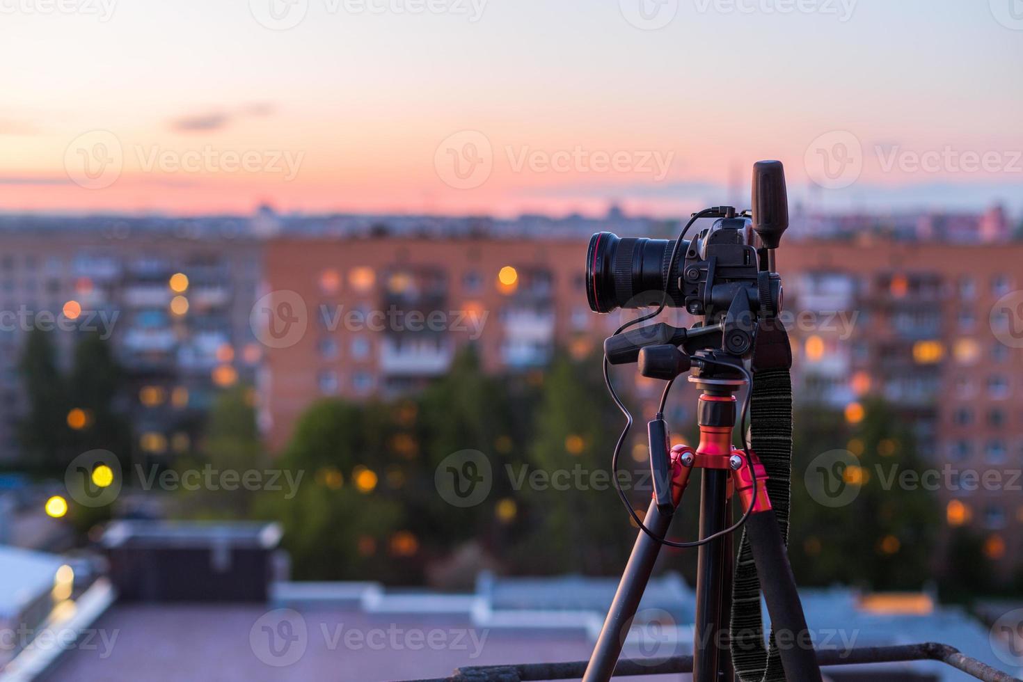 Pro dslr en trípode en sesión de fotos de techo de noche