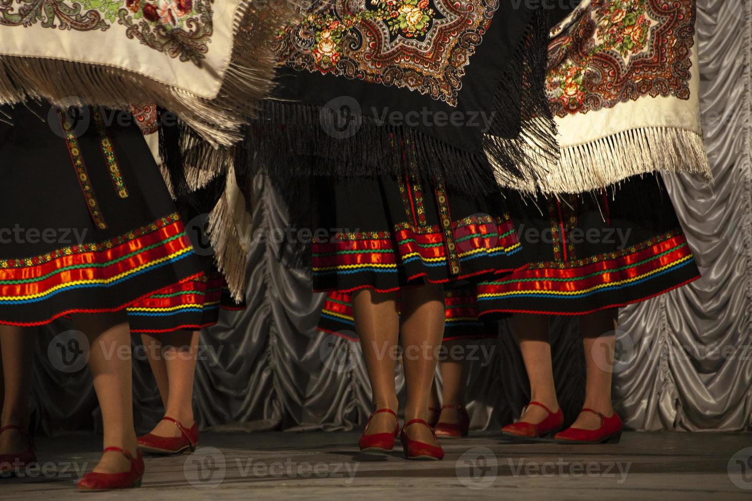 clases de baile en el escenario. detalles de la ropa del artista. movimientos de baile. foto