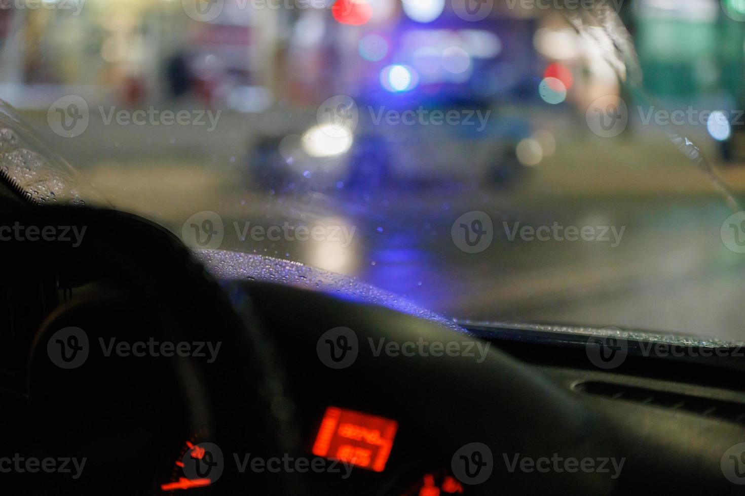 volante borroso y salpicadero de camión con fondo de calle nocturno borroso foto