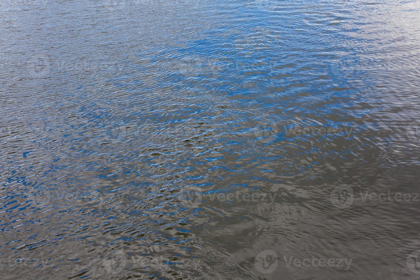 superficie de agua de río de la vida real con ondas en el día de verano - fondo de marco completo foto