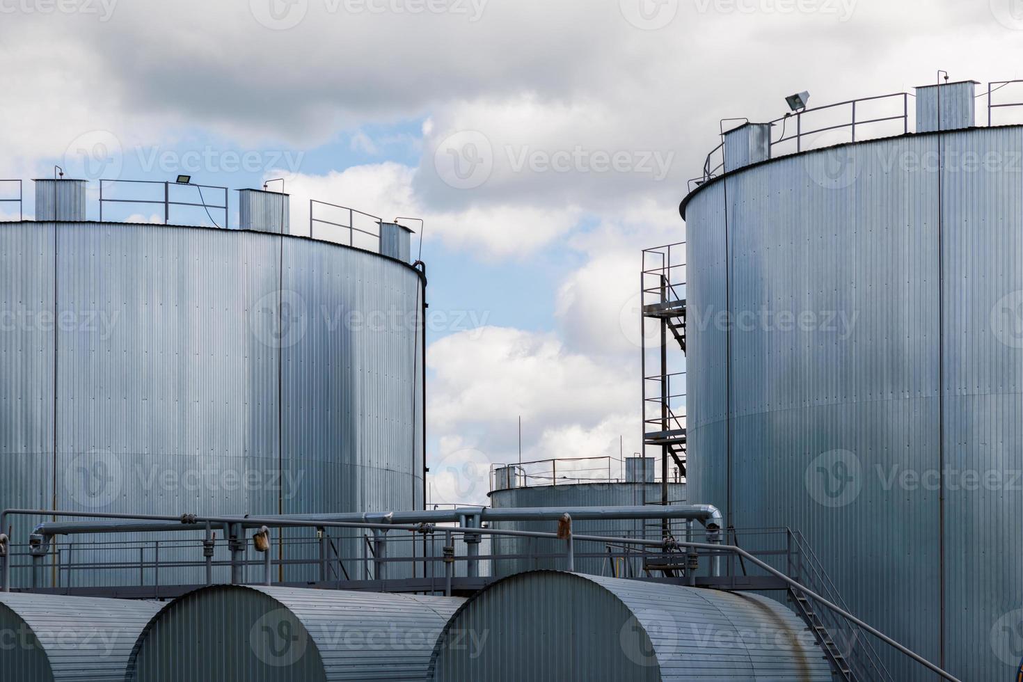 Tanques cilíndricos de almacenamiento de betún con aislamiento térmico en superficie. foto