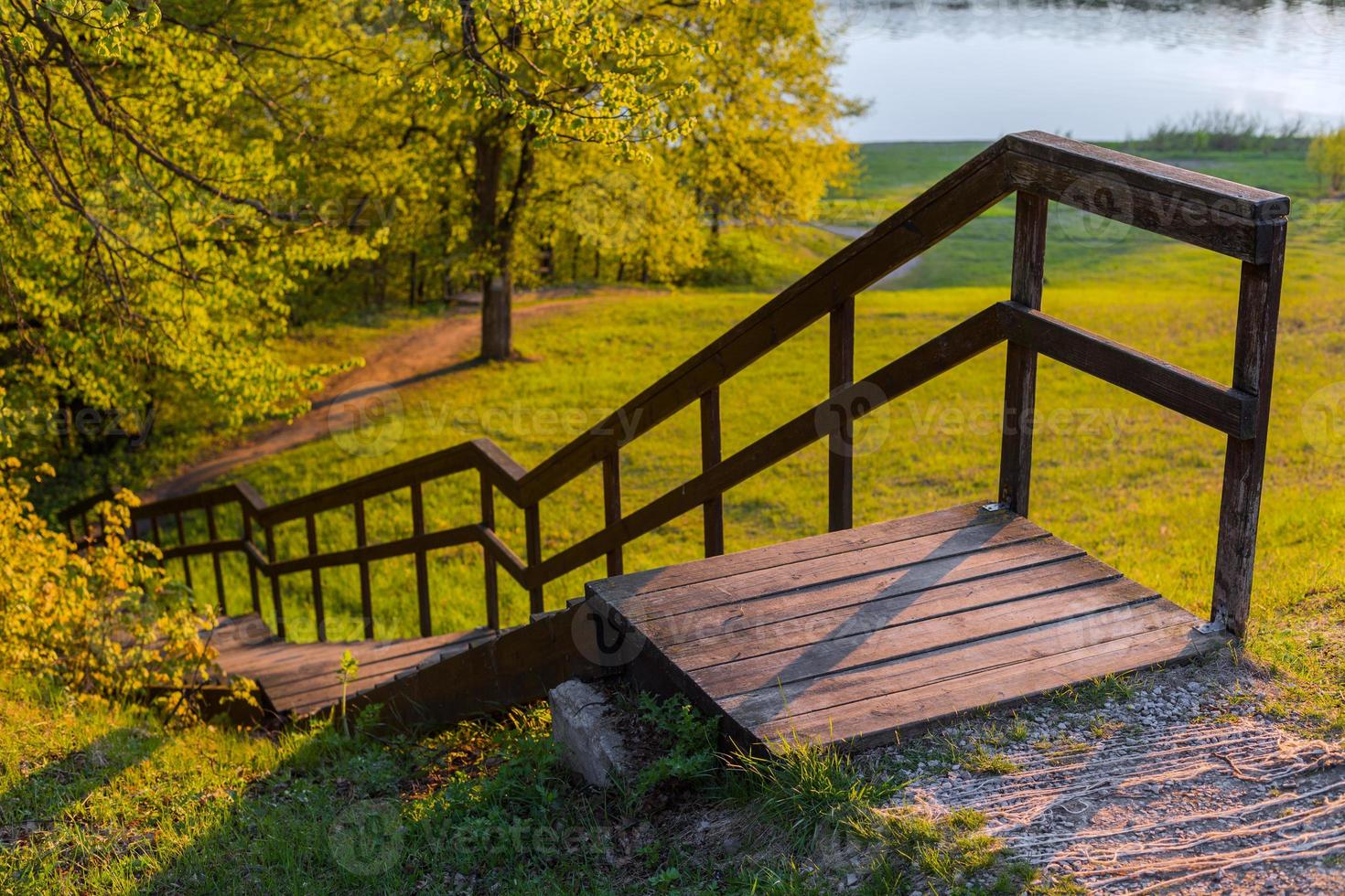 escalera de madera al aire libre con enfoque selectivo foto