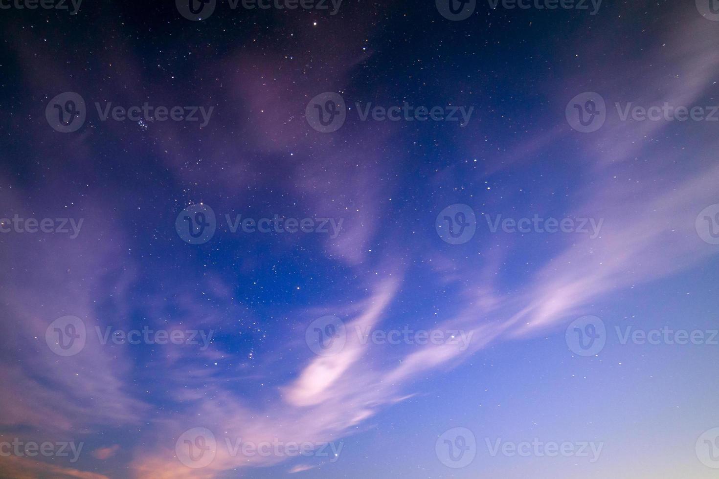 cielo estrellado natural y fondo de nubes borrosas en movimiento sin montaje foto