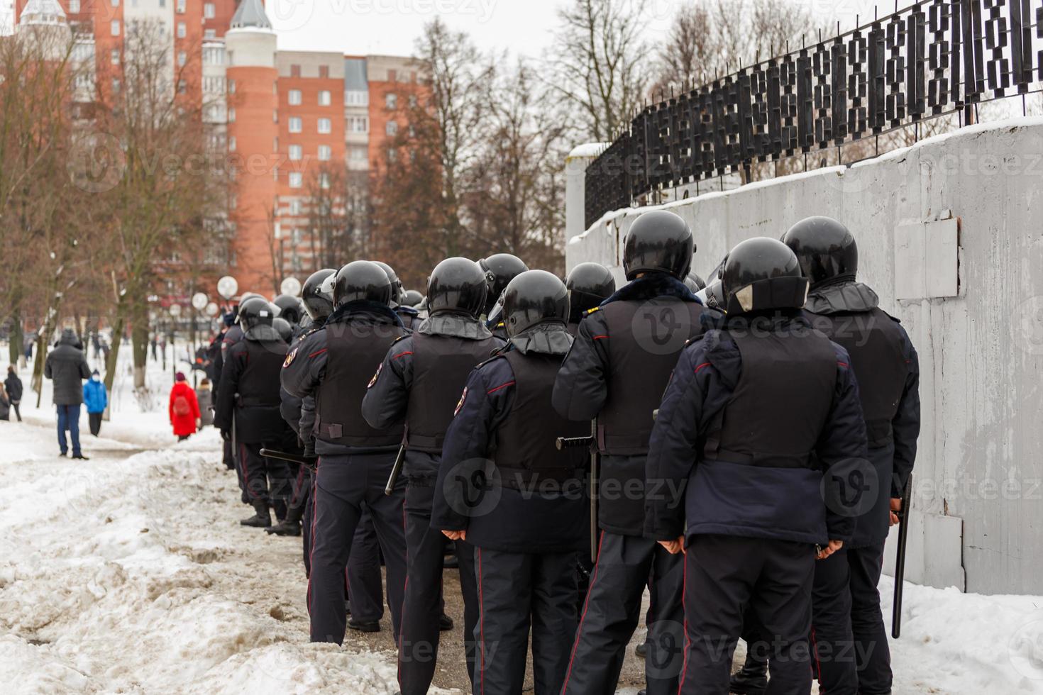 policías con cascos negros esperan la orden de arrestar a los manifestantes. foto