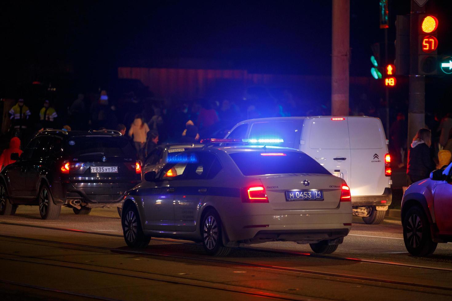 tula, rusia 9 de mayo de 2021 coche de policía de carretera con luz de sirena roja y azul encendida en su techo en la carretera nocturna de la ciudad foto