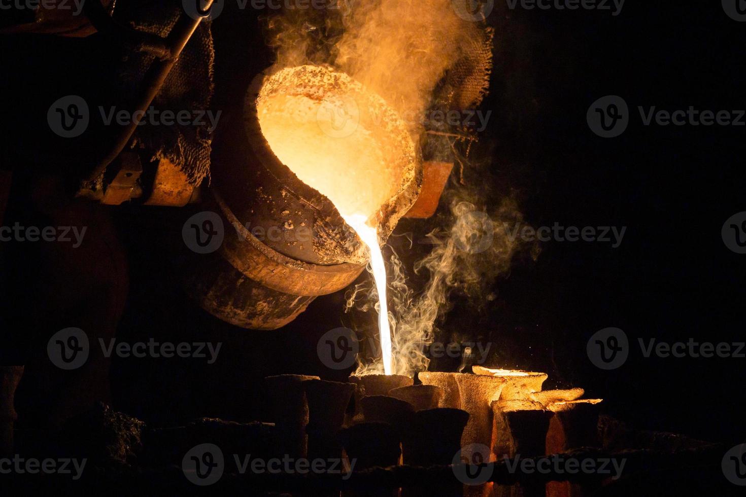 Fundición industrial a la cera perdida. el proceso de vertido para rellenar conchas de cerámica con acero fundido. foto