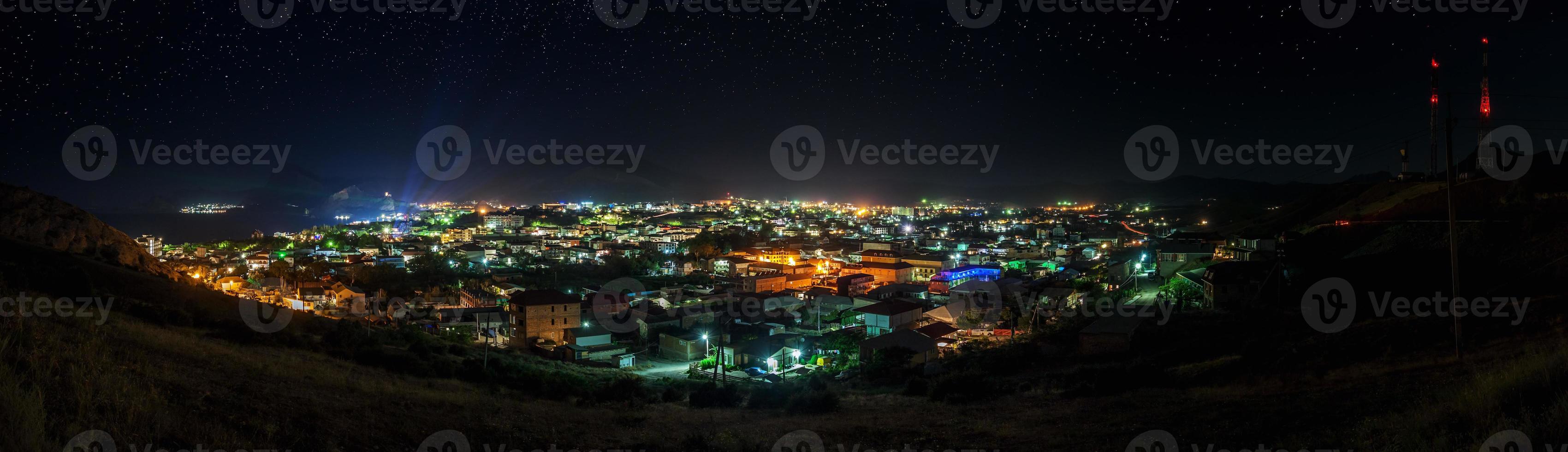 panorama nocturno de la ciudad sudak, crimea foto