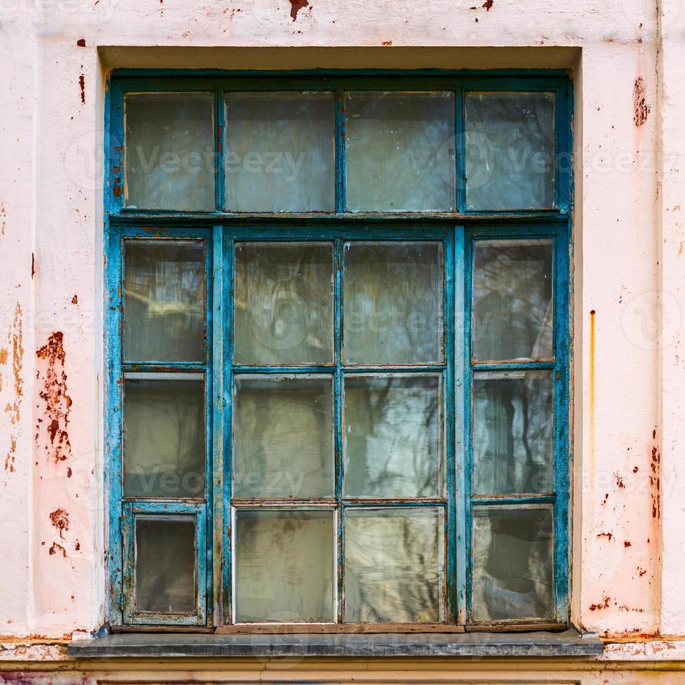 gran ventana de madera azul antigua foto