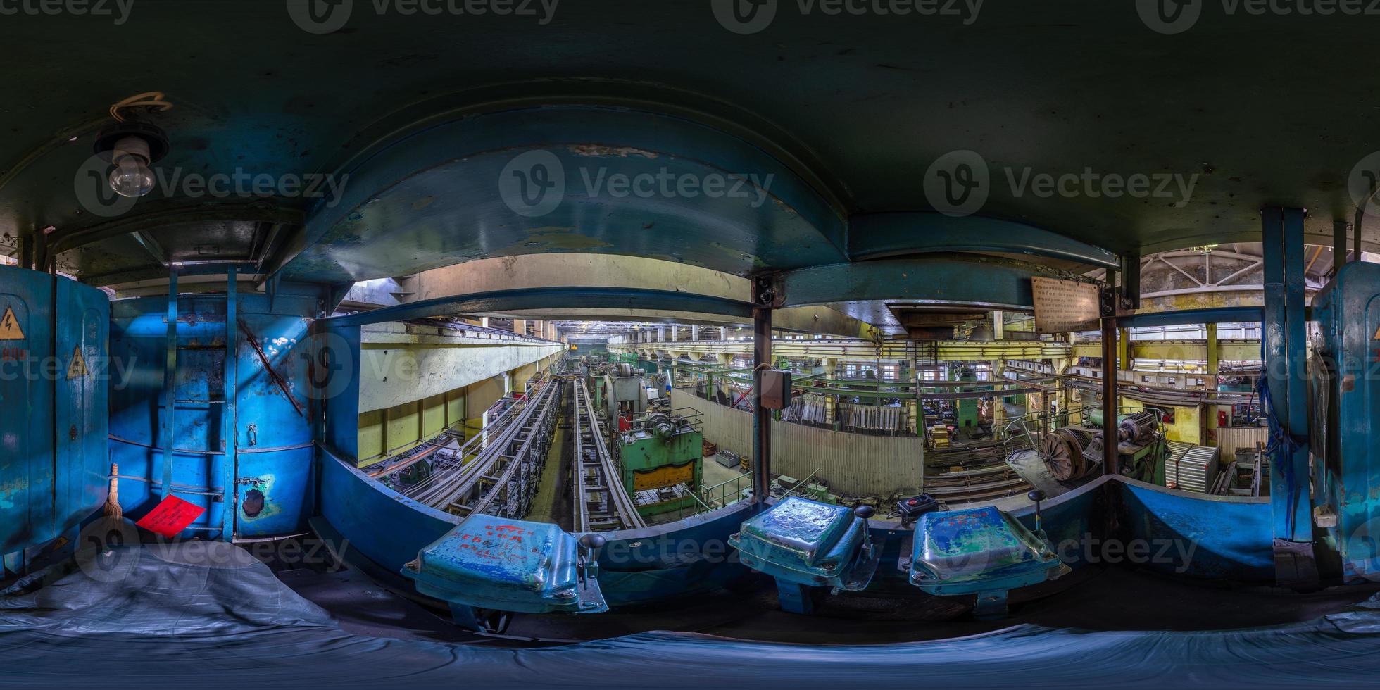 proyección equirrectangular esférica completa de la vista desde la cabina de la viga de la grúa en el taller de estampado en frío foto