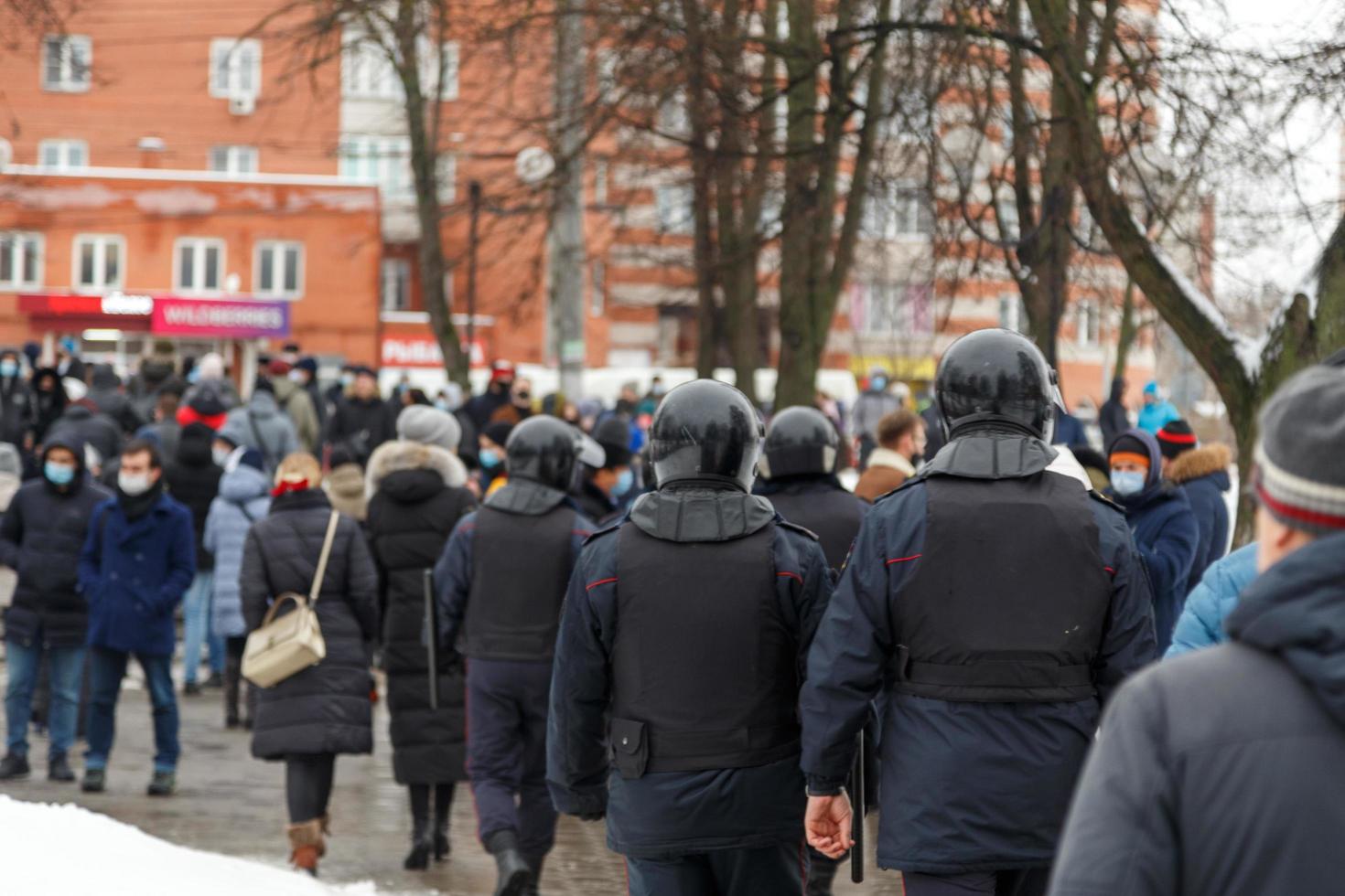 tula, rusia 23 de enero de 2021 reunión masiva pública en apoyo de alexei navalny, grupo de policías que van a arrestar a los manifestantes. foto