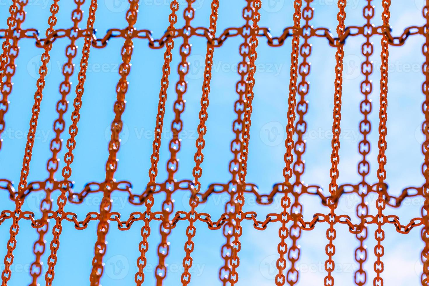 cadenas naranjas sobre fondo de cielo azul foto