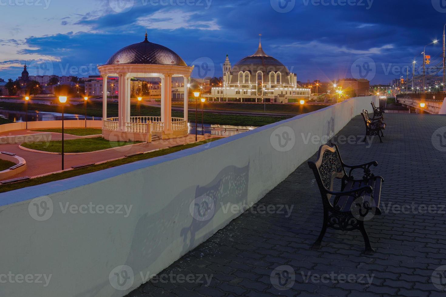 vista nocturna de tula con rotonda, terraplén y museo de armas foto